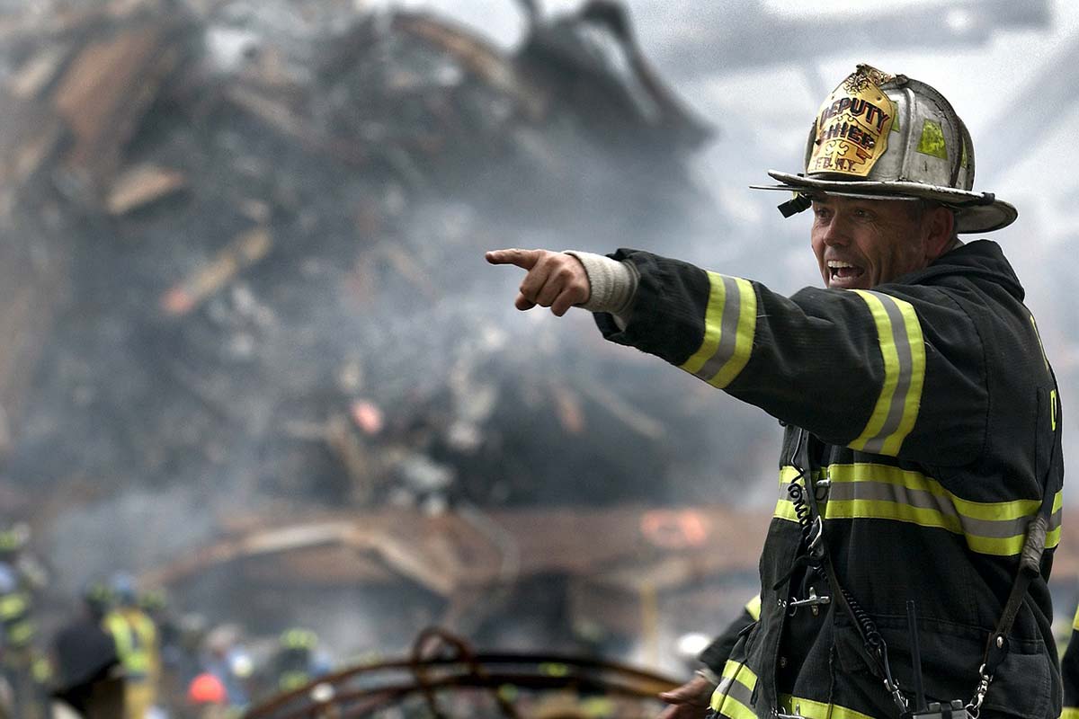 地震災害で活躍する消防士