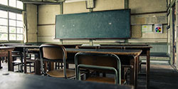 古びた学校の教室