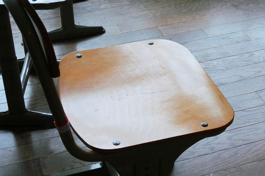 小学校の古びた椅子