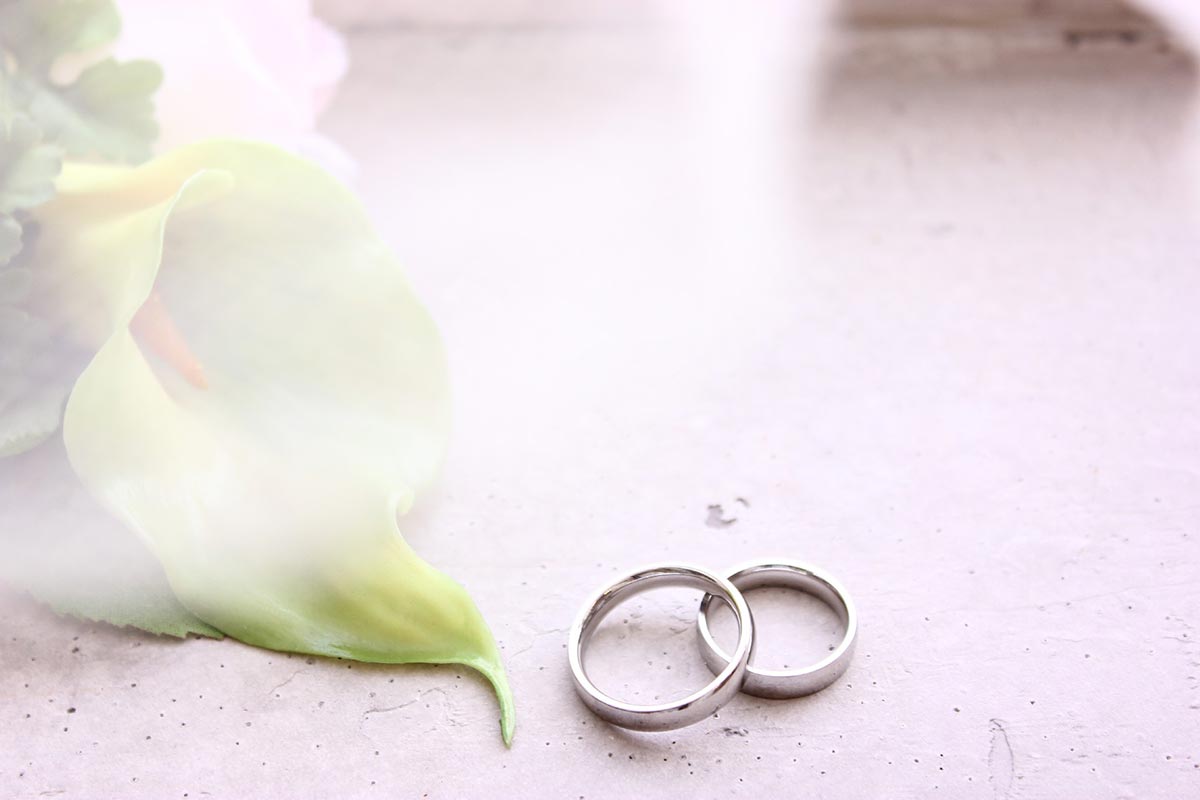 重なり合った結婚指輪